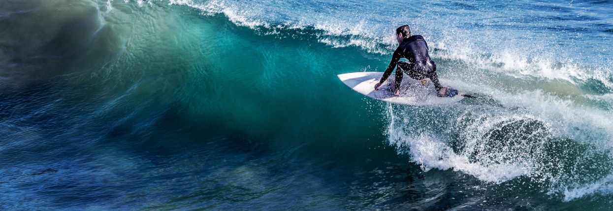Un surfeur en pleine action sur l'ourlet d'une vague